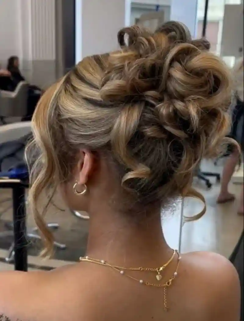 Gorgeous Prom Hairstyles for Long Hair That Turn Heads